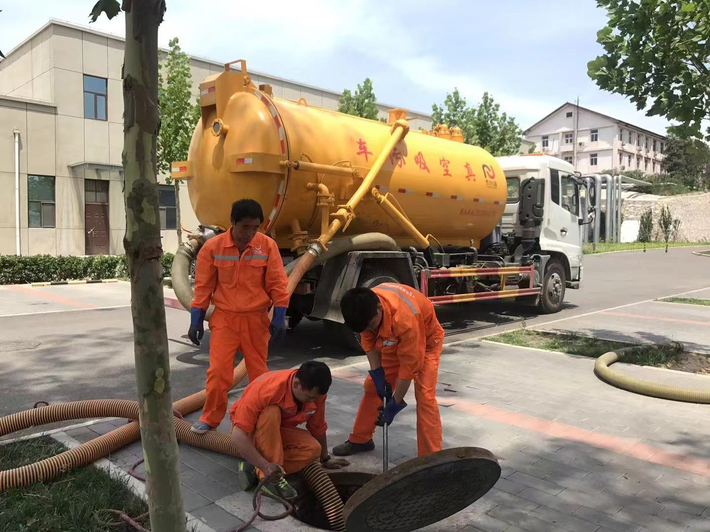 北票管道疏通车停在窨井附近