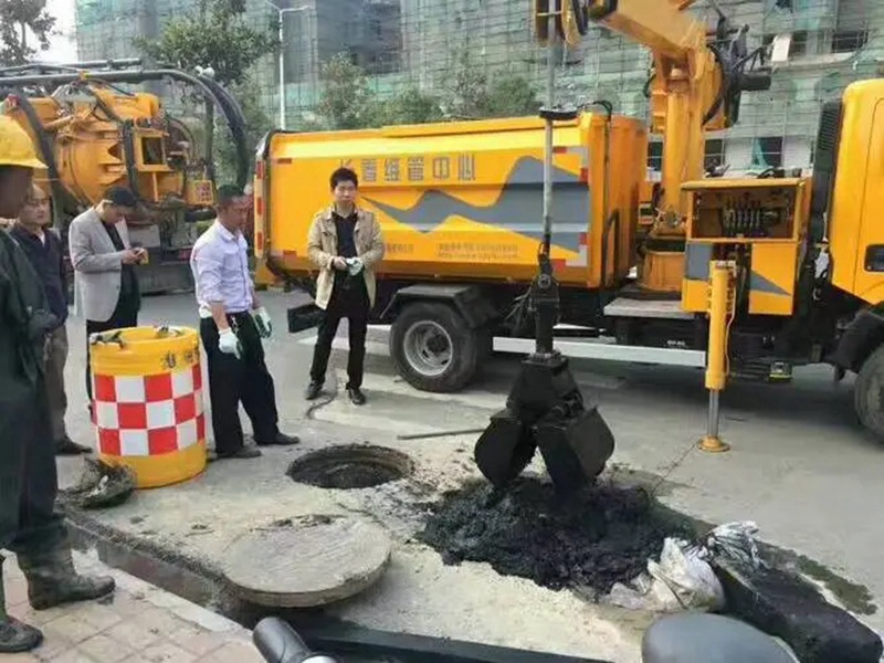 北票街道：网格员化身“清道夫”，为民解忧疏通“堵心”化粪池