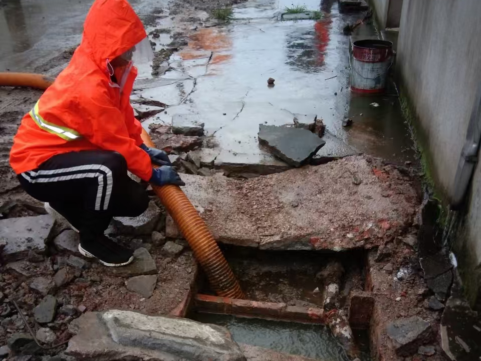 北票专业清理污水池 炜誉市政以规范流程守护城市 “肠道”