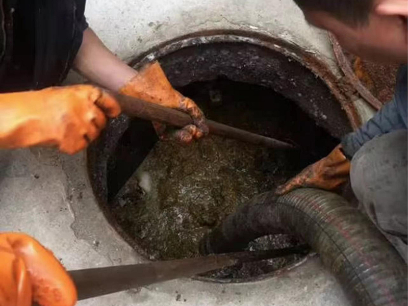 北票清理化粪池时如何避免沼气的危害？